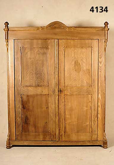 Schrank, mitteldeutsch, um 1840/50, Weichholz und RÜster massiv, sogenannte Bre- zelfÜllungen, geschweifte und getreppte Lei- sten, TÜren ...