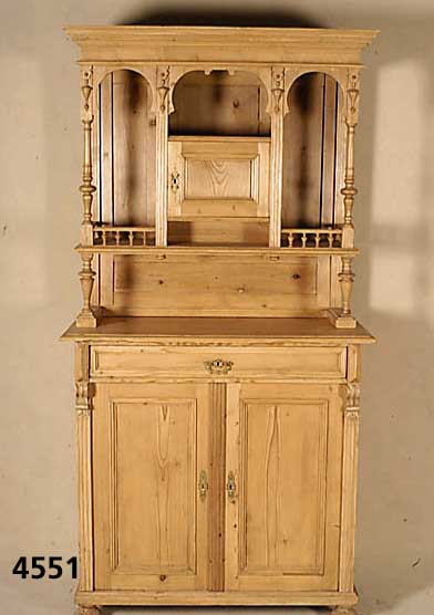Aufsatzschrank, Weichholz, dt. um 1890, GrÜn- derzeit, Kiefer, z.T. auf Rahmen, Oberteil um 1900, dazugearbeitet, Leisten getreppt, Li- senen ...