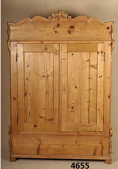 Kleiderschrank Nußbaum, mitteldeutsch, um 1860, Weichholzkorpus, vollstÄndig auf Rah- men, Ecken abgeflacht, mit aufgesetzten Louis ...