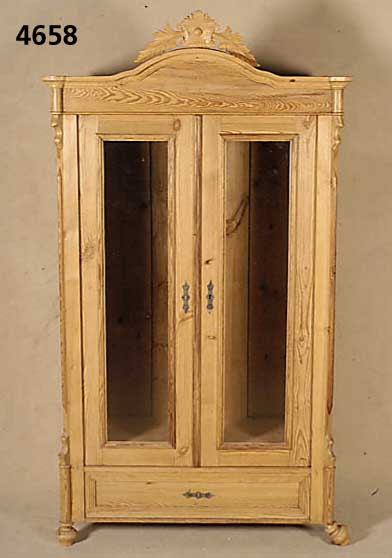 Schrank, deutsch, um 1860/70, Weichholz mas- siv, z.T. Zierbelkiefert, Front auf Rahmen ge- arbeitet, Kopf dreifach geschweift, geschn. Krone, ...
