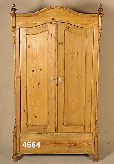 Schrank, mitteldeutsch, um 1850/60, Front auf Rahmen gearbeitet, Weichholzkoprus, Seiten mit aufgesetzten Schnitzereien, z.T. getreppte Leisten, ...
