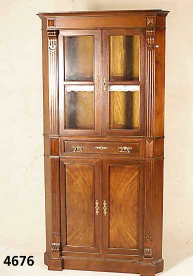 Eckschrank, Fa. Sabatier, ca. 60/70er Jahre, StilmÖbel, Weichholzkorpus, Mahagoni- bzw. Wurzelfurnier, auf Rahmen gearbeitet, Lisenen dreifach ...