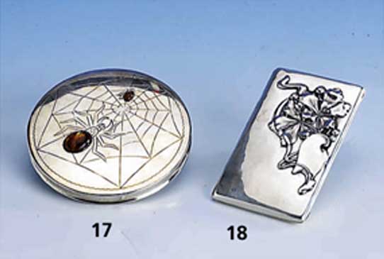 Puderdose, 830er Silber, Deckel: Spinne mit Netz und Beute, KÖrper bes. mit Bernsteincabochons (sek.), Polen um 1935, D. ca. 10 mm, Innenspiegel
