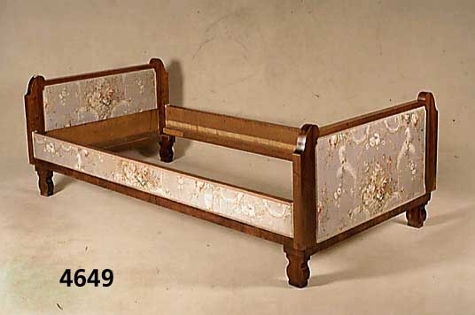 Bett im Biedermeierstil, deutsch, 30er Jahre, unter Verwendung alter Teile (1845/55), Weichholz, Wurzelnußfurnier, Betten umgestylt, mit ...