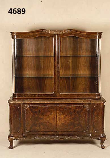 Aufsatzvitrine, deutsch, um 1930, Korpus Hartholz/Weichholz, kaukastisches Nußfurnier z.T. gespiegelt, aufgesetzte Rocaillen- schnitzerei azs dem ...