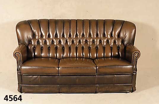 3-sitzer Sofa, nach englischem Vorbild von 1880/90, Gestell Buche massiv, dunkelbrauner Kunstlederbezug, RÜcken genoppt und geheftet, Kissen ...