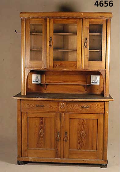 KÜchenschrank, sÜddeutsch, um 1910, ausgewÄhltes Kiefernholz, Oberteil verglast, orig. BeschlÄge, Zahnfries, Mittelteil mit 2 hollÄndischen ...