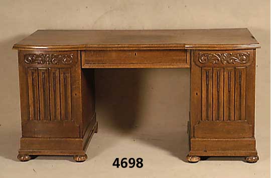 Schreibtisch, deutsch, um 1908-12, Jugendstil, RÜcken glatt, z.T. auf Rahmen gearbeitet, Weichholz/Hartholz Rahmen, Front geschweift, mit ...