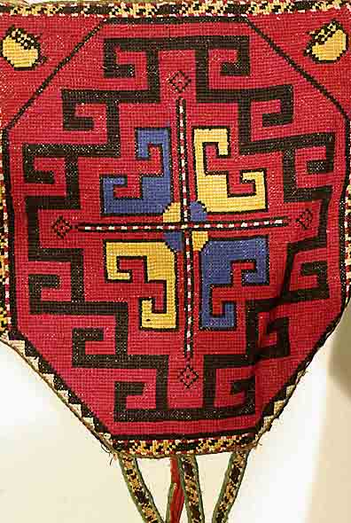 Zelt-Tasche, Kaukasus, um 1930, Stickerei mit Seide, ca. 39 x 36 cm.Petit-Point.