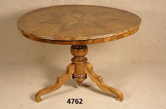 Biedermeiertisch, westdeutsch, um 1835/40, Fuß 3-fach ausladend, geschwungen, Nußbaum massiv, Mittelteil mit schÖner Drechselarbeit, 10-fach ...