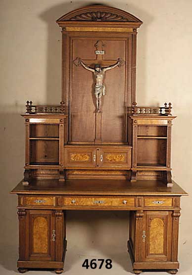 Sakristei-Schreibtisch, deutsch, GrÜnderzeit, um 1880/90, Korpus Weich- u. Hartholz, kom- plett auf Rahmen gearbeitet, Eiche massiv u. furniert, ...