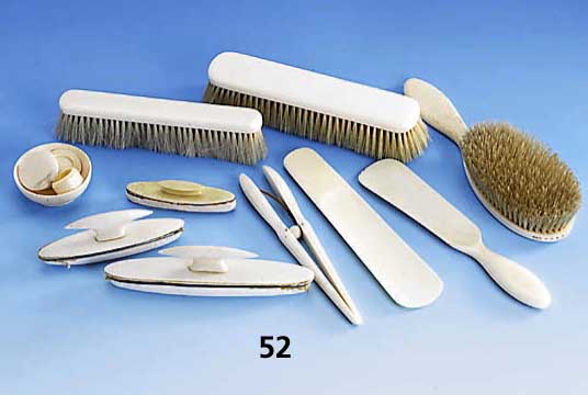 13-teiliges Toilettenset, Elfenbein und Naturbosten, England um 1900, bestehend aus: 1 HaarbÜrste, 2 KleiderbÜrsten, 3 Nagel- polierer, 1 ...