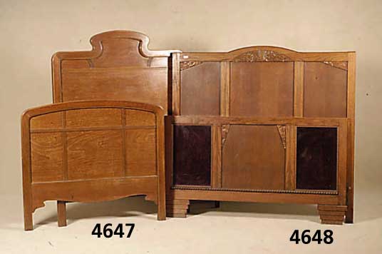 Paar Betten, deutsch, um 1910/20, Eiche, auf Eiche furniert, kannelierte Applikationen, wohnfertiger Zustand, dazu passend 2 Roste, ca. ...