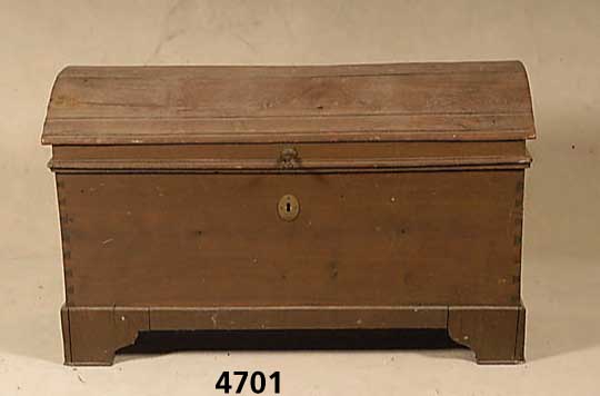 Buckeltruhe, sÜddeutsch, um 1820/30, Eiche massiv, Ecken verzahnt, aufgesetzte und ein- fach getreppte Leisten, Deckel in sich leicht geschweift, ...