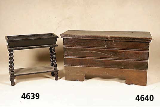 Schwere Lindentruhe, mitteldeutsch, um 1800/20, Eiche massiv, Front mit waagrechter dreifach getreppter Linienornamentik, unterer Teil ergÄnzt, ...