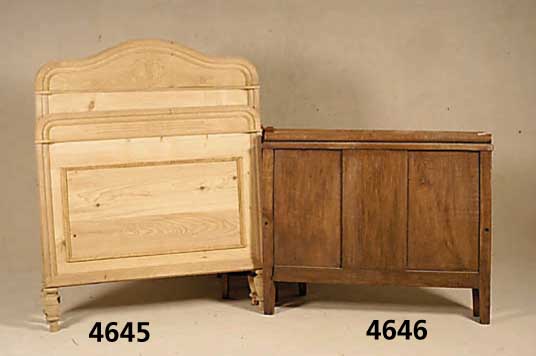 2 Betten, wohl Frankreich, um 1890/1900, auf Rahmen gearbeitet, doppelt getreppte Zier- leisten, Umrandung z.T. Buche massiv, spar- same ...