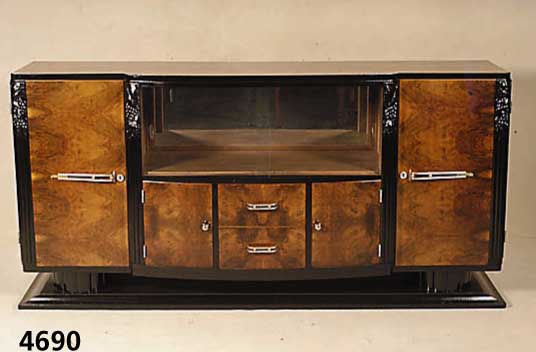 ArtDeco-Sideboard, Frankreich, um 1920, z.T. Nußbaum massiv, z.T. Wurzel-Nußbaum ge- spiegelt furniert, z.T. ebonisiert, SÄulen- sockel und ...