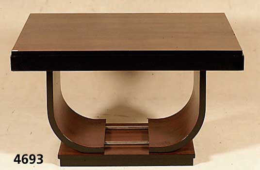 ArtDeco-Konferenztisch, Frankreich, um 1920, Riopalisander gespiegelt furniert, Kanten schwarz abgesetzt, Fuß in stiltypischer Lyra- form, unten ...