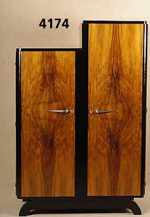 ArtDeco-Schrank, Frankreich, um 1925, kaukasischer Nußbaum gespiegelt furniert, zum Teil schwarz abgesetzt, seitlich gerundete TÜren links und ...