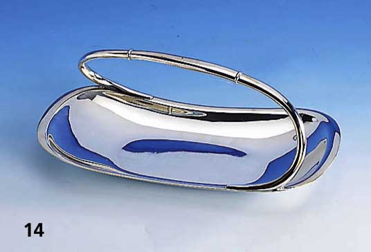Henkel-Anbietschale, 925er Silber, total ca. 820 g, elegant geschwugene Form, zeitlos, glatt, H m. Henkel ca. 13 cm, ca. 34 x 18 cm