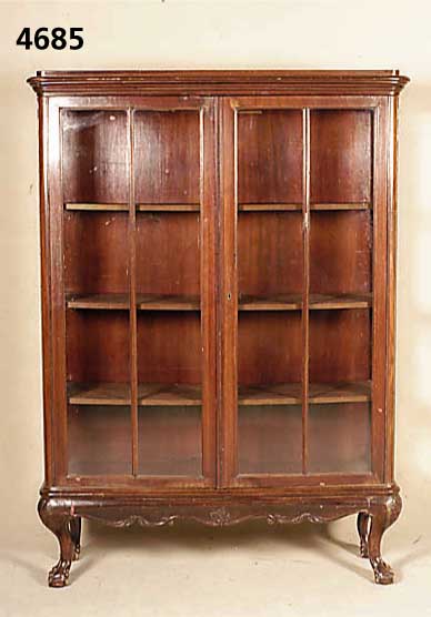 Vitrine, dt. um 1910, Front und Seiten auf Rahmen gearbeitet, Weichholz/Hartholz einfach verglast, Front versprosst, Perlleistenverzie- rung, Ecken ...