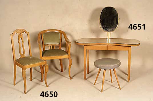 Stuhlsessel und 2 Salonsessel, deutsch um 1900, Ruster massiv, hell, geschweift, z.T. geschnitzt und versprosst, Stuhllehne mit floralem Dekor, ...