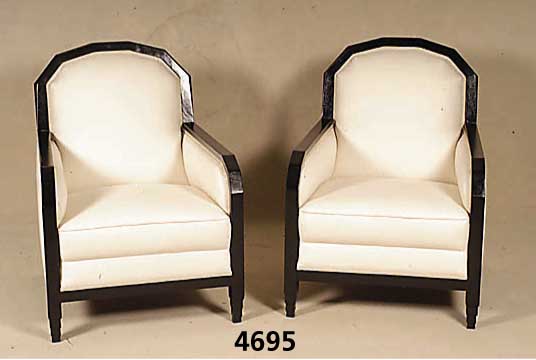 Paar ArtDeco-Sessel, Frankreich, um 1920, Holz schwarz gefaßt, allseitig umlaufender Rahmen, facettierte Lehnenrahmung, FÜße mehr- fach ...