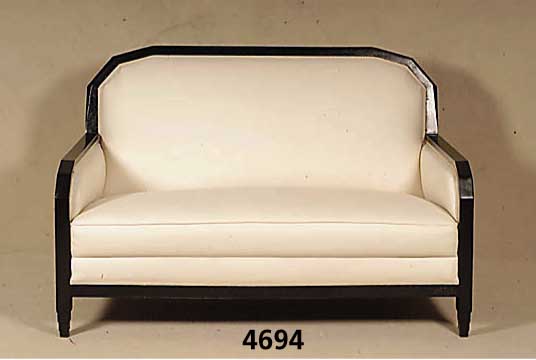 ArtDeco-Couch, Frankreich, um 1920, Holz schwarz gefaßt, allseitig umlaufender Rahmen, facetterte Lehnenrahmung, FÜße mehrfach ge- stuft, in ...