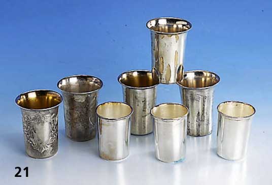 Großes Konvolut 8 verschiedene Becher, total ca. 400 g, versch. Silbergehalte, z.T. m. Innenverg., z.T. ziseliert, H ca. 7 - 8.5 mm