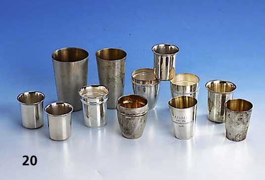 Großes Konvolut 12 div. Becher, Silber, total ca. 480 g, z.T. m. Perlleistenverz., z.T. grav., glatte Form, H ca. 5.5 - 10 cm