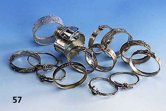 Großes Lot ca. 20 Armreife 1820-1920, Österreich und deutsch, Überwiegend Silber, z.T. m. verg. Applikationen, z.T. graviert, reichhaltiges ...