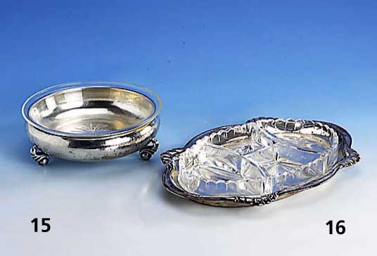 Anbietschale, 800er Silber, Treibarbeit, total ca. 275 g, Glaseinsatz, 3 FÜße, H ca. 8 cm, Durchm. ca. 20 cm