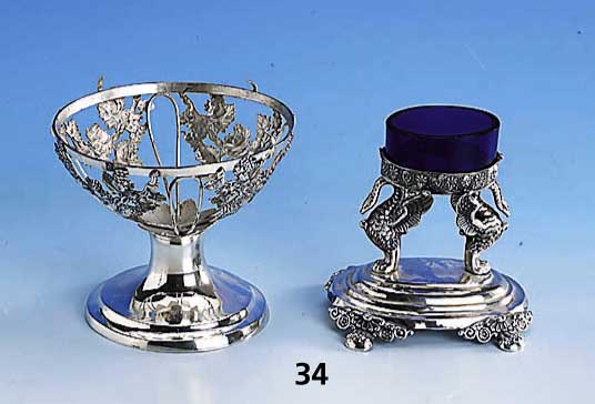 Konvolut 2 SchÄlchen, 1 x Zuckerschale, deutsch um 1820/30, Silber gepr., Einsatz fehlt, Weinlaubdekor geprÄgt, qualitÄtvolle Arbeit, ein ...