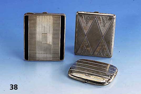 Konvolut 3 Zigarettenetuis, Silber, 1 x Louis Kuppenheim, Pforzeheim, 1 x schwarz, 1 x blau, 1 x weiß emaill. z.T. Fehlstellen, total ca. 390 g