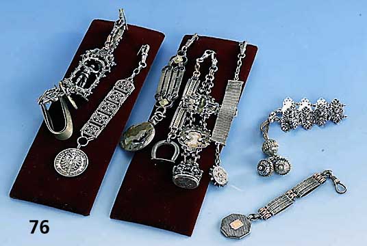 Konvout 9 Chatelaines, 1 Schalhalter, deutsch, Pforzheim zw. 1830-1900, Metall, z.T. tauschiert, z.T. vergoldet, z.T. Steinbesatz, z.T. ...