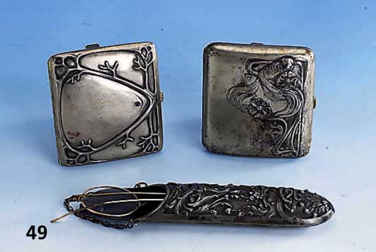 Konvolut 2 Zigarettenetuis, 1 Brillenetui, Jugendstil, um 1900, Metall versilbert, z.T. vergoldet, 1 x Gesicht fehlt, Gebr.- Spuren