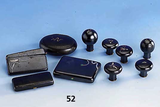 Konvolut 6 Schirmgriffe, 1 Zigarettenetui, 1 MÜnzspender, 1 StreichholzbehÄlter, 1 DeckeldÖschen, Stahl geblÄut, reiner Jugend -stil, um 1900, ...