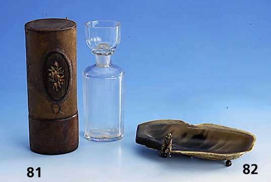 Kristallkaraffe fÜr den JÄger, England um 1860, facett. Glas, Trinkglas als StÖpsel verwendet, in LederhÜlle punziert und Blatt- ...