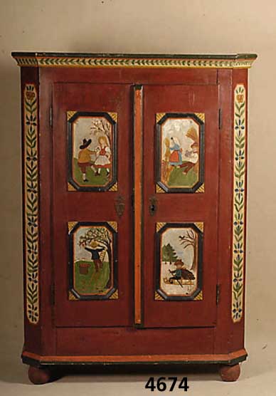 WÄscheschrank, sÜddeutsch, um 1830/40, Weichholz massiv, aufgesetzte oktogonale Leis- tenverzierung, Ecken abgeschrÄgt, sparsame Zier- und ...