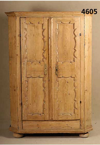Kleiderschrank, sÜddeutsch, um 1835/40, wohl Bayern, Weichholz, z.T. Zierbelkiefer, soge- nannte BrezelfÜllungen, TÜren auf Rahmen ge- ...