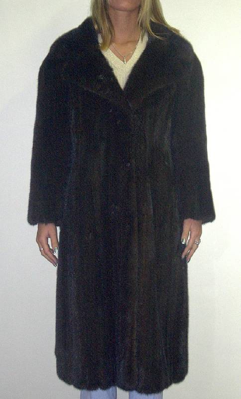 Nerzmantel, Gr. 40/42, dunkelbraune Felle, Blacklama, schwarzes Innenfutter mit Stickerei, RÜckenl. ca. 98 cm