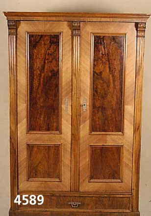 Kleiderschank, deutsch um 1880/90, GrÜnder- zeit, Korpus Weichholz, Front auf Rahmen gear- beitet, Wurzelnuß/Nußfurnier, Lisenen und ...