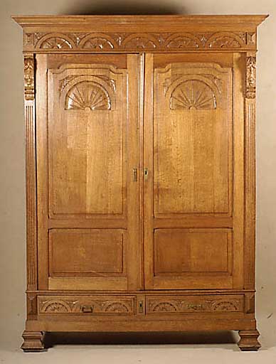 Kleiderschrank, mitteldeutsch, um 1870, helle Eiche, massiv, feine Maserung, RÜckwand in WH, Front auf Rahmen gearbeitet, mit Blatt und floraler ...