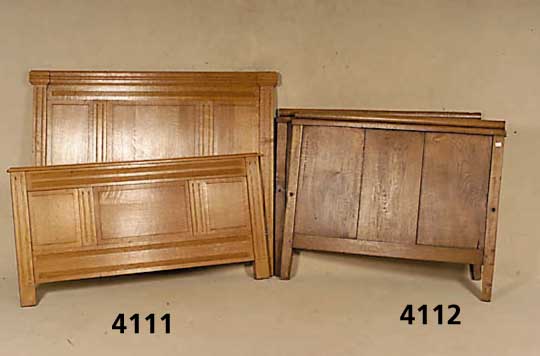 Bett, deutsch, um 1920, helle Eiche, massiv, reichlich profilierte LÄngs- und Quernuten, zeitlos elegant, wohnfertig, ca. 112x135x200 cm