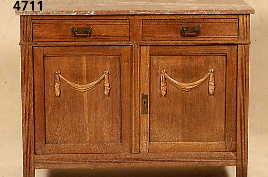 Kommode, deutsch, um 1910, Eiche und Weich- holz massiv, rot-weiß-geÄderte Marmorplatte, TÜrfÜllungen mit aufgesetzten Applikationen, zwei ...