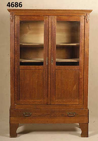 Glasschrank, deutsch, um 1900, Eiche und Weichholz massiv, zweitÜrig, eine Sockelschub- lade, zwei EinlegebÖden, original Schloß und BeschlÄge, ...