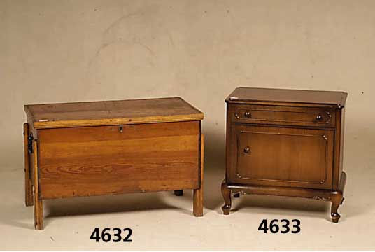 Flachdeckeltruhe, deutsch, um 1930, Weich- holz massiv (Pitchpine), schlichte Form, Schloss original, in dieser GrÖße selten im Angebot, ...