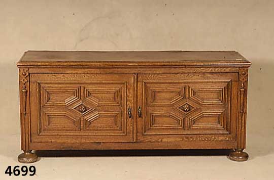 Anrichte, Belgien, Hartholz, Eiche massiv, Eichefurnier, zum großen Teil auf Rahmen ge- arbeitet, TÜren kassettiert, KugelfÜße, ca. 70x153x47 ...