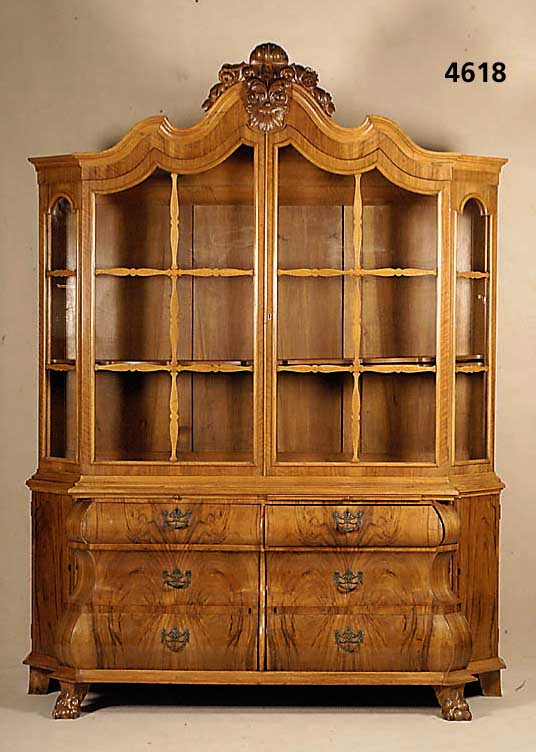 Großer Glasschrank, deutsch, um 1900, Nuß- baum massiv, Nußbaumfurnier, z.T. Wurzelnuß- furnier, RÜckwand Weichholz, Front gebaucht und ...