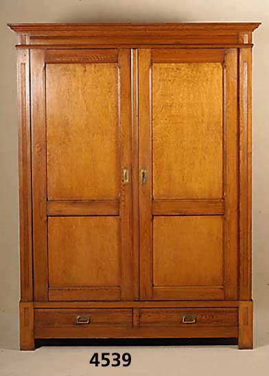 Kleiderschrank, deutsch, um 1900, Korpus Weichholz und Pitchpine, z.T. auf Rahmen ge- arbeitet, dreifach getreppt, Inlets einfach getreppt, ...